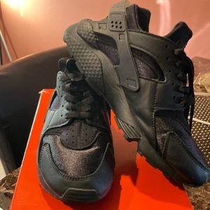 Black Huarache Womens EUC like new.